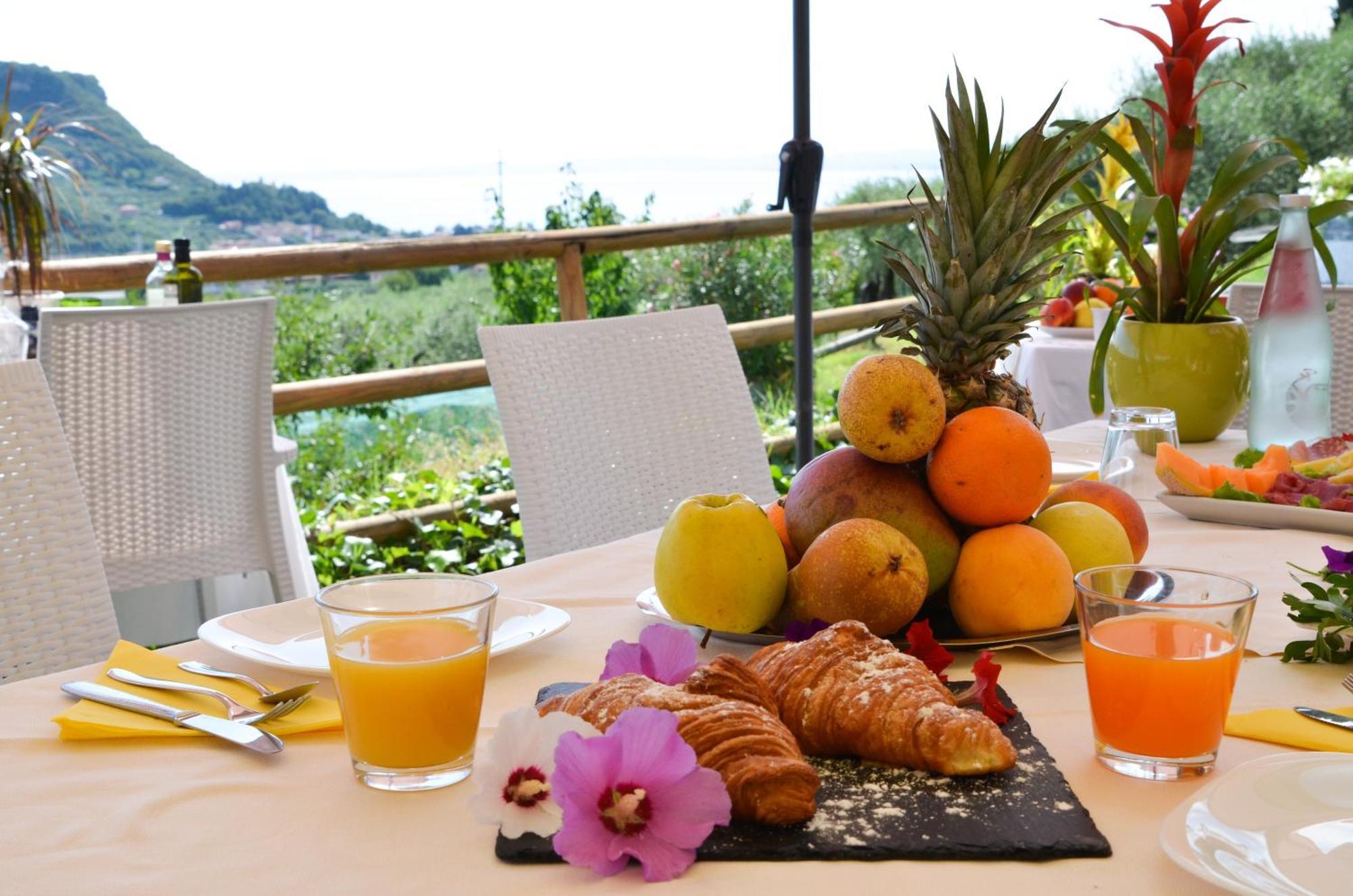 Relais Villa Olivi Costermano Exterior photo